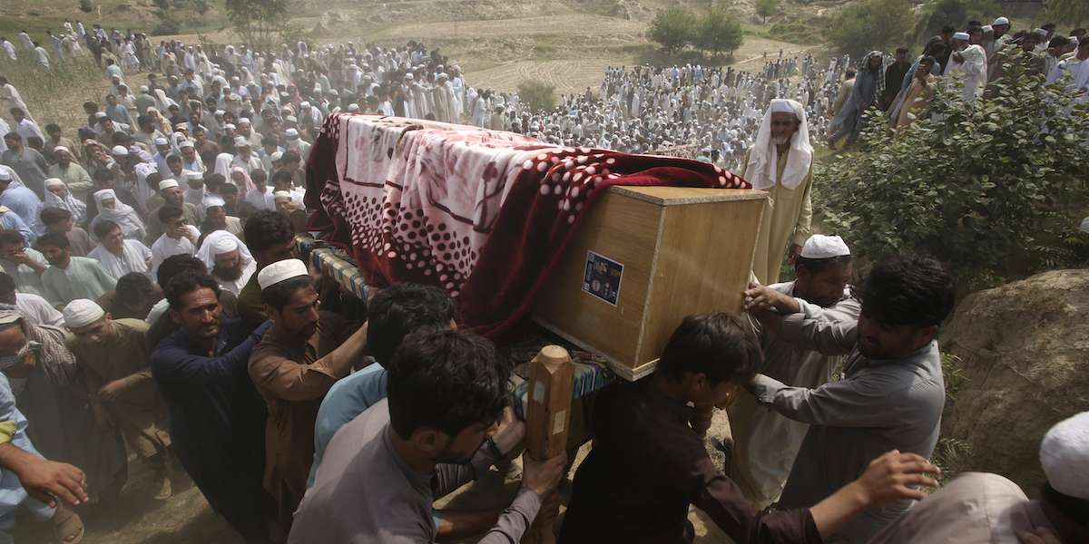 La bara di una delle persone uccise nell'attacco di domenica (AP Photo/Mohammad Sajjad)