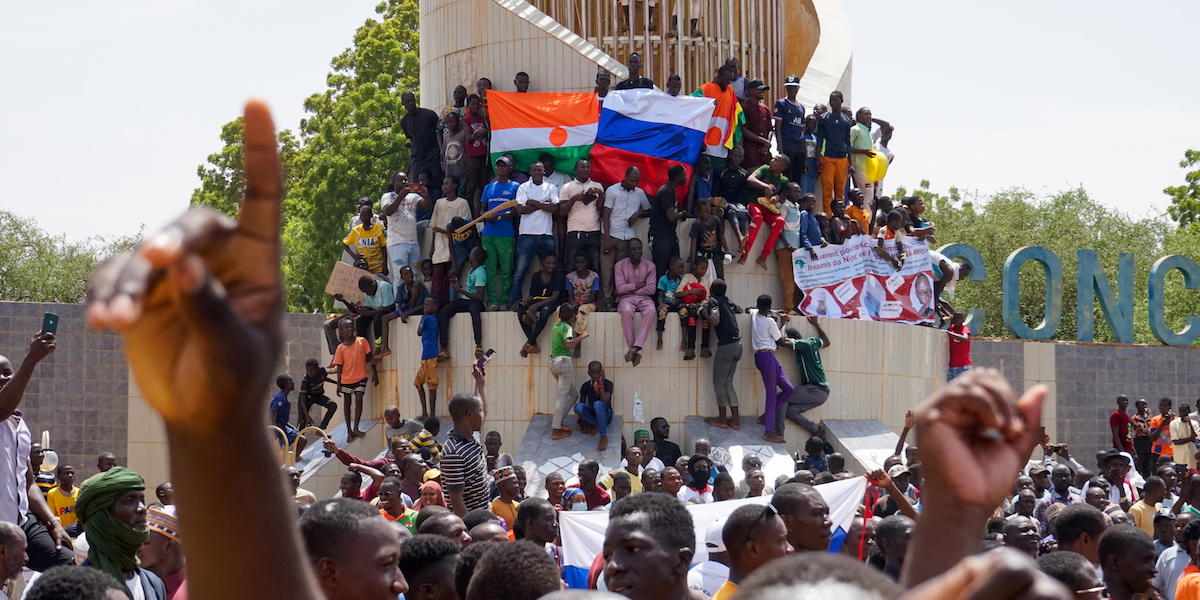 Una manifestazione di nigerini a favore dei golpisti, della Russia e contro la Francia dopo il colpo di stato (EPA/ISSIFOU DJIBO)