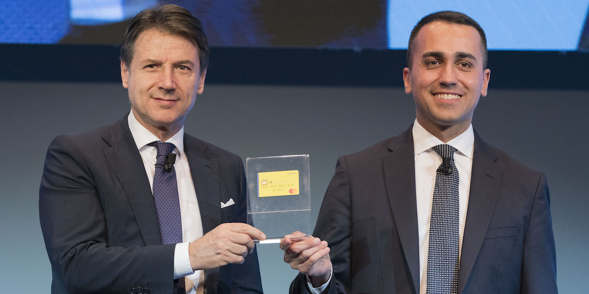 Giuseppe Conte e Luigi Di Maio durante la presentazione del reddito di cittadinanza, nel 2019 (Palazzo Chigi/Filippo Attili/LaPresse)