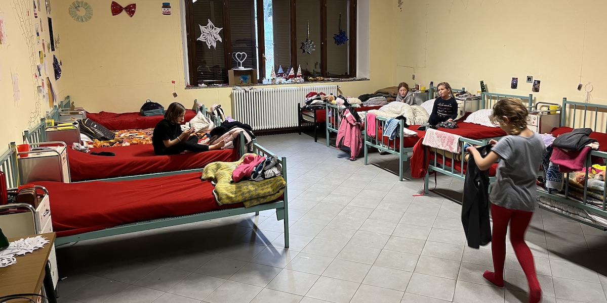 Una camerata dove sono ospitate le bambine a Rota d'Imagna (foto Il Post)