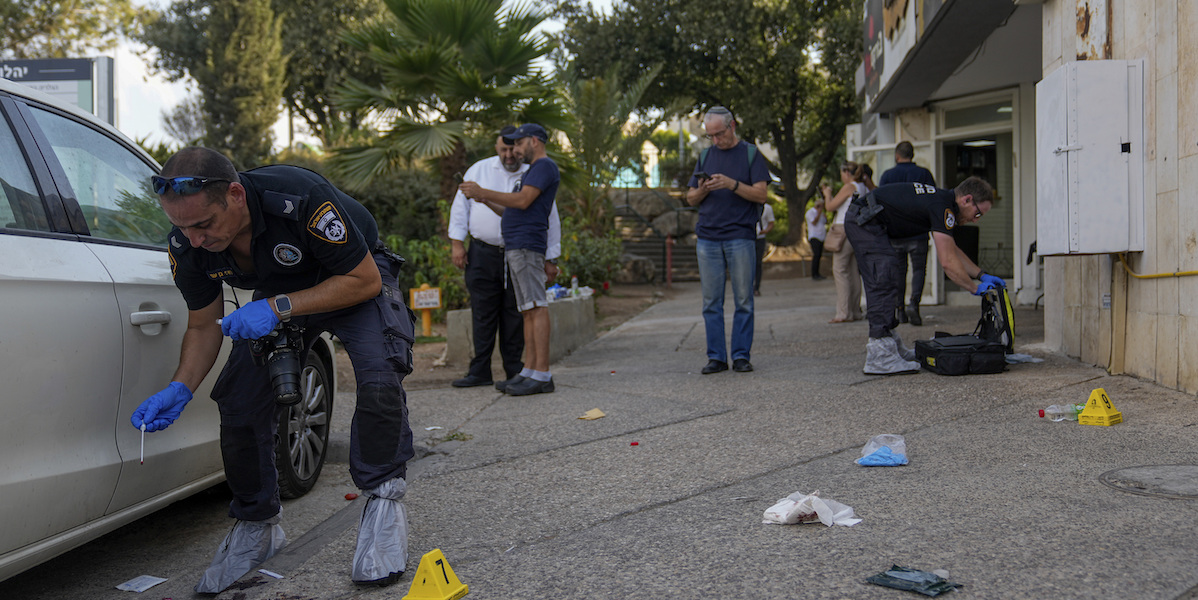 I rilievi della polizia dopo l'attentato (AP Photo/Ohad Zwigenberg)