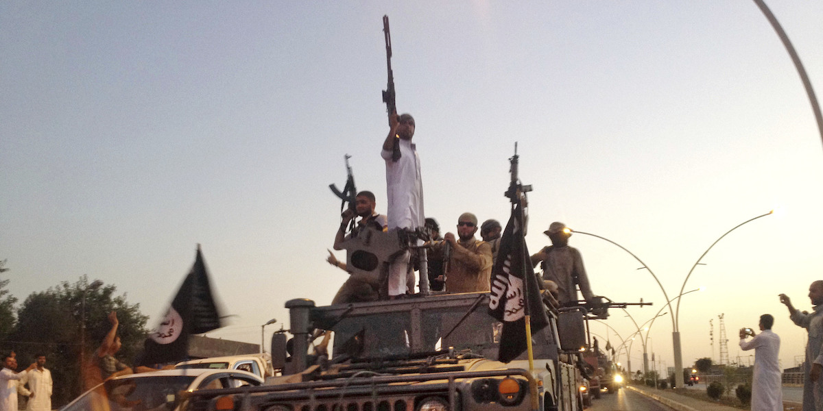 Combattenti dell'ISIS in una foto d'archivio a Mosul, in Iraq, il 23 giugno del 2014 (AP Photo, File)