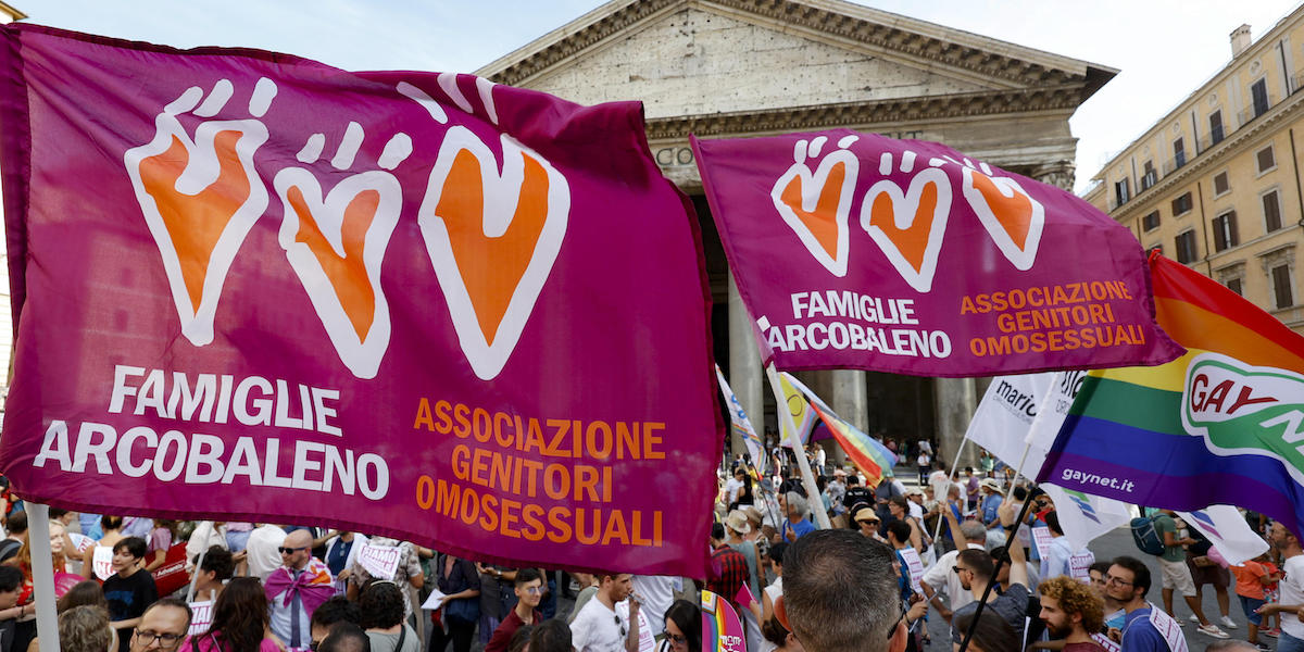 Una manifestazione di Famiglie Arcobaleno, la principale associazione per genitori LGBT+ in Italia (ANSA/FABIO FRUSTACI)