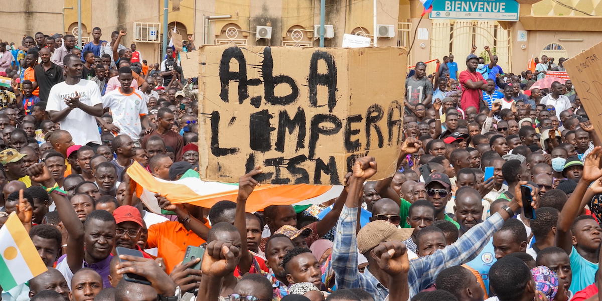 Sostenitori del colpo di stato radunati a Niamey, Niger, il 3 agosto