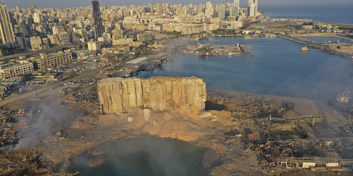 Il luogo dell'esplosione un giorno dopo, il 5 agosto 2020 (AP Photo/Hussein Malla, File)