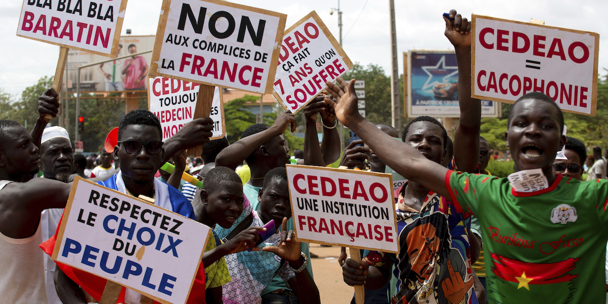 Proteste contro la Francia a Ouagadougou, Burkina Faso, 4 ottobre 2022 (AP Photo/Kilaye Bationo, File)