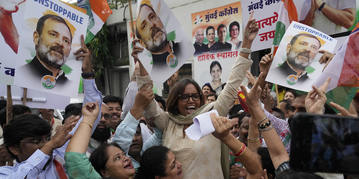 Alcuni membri dell’Indian National Congress festeggiano la decisione della Corte Suprema (AP Photo/Rajanish Kakade)