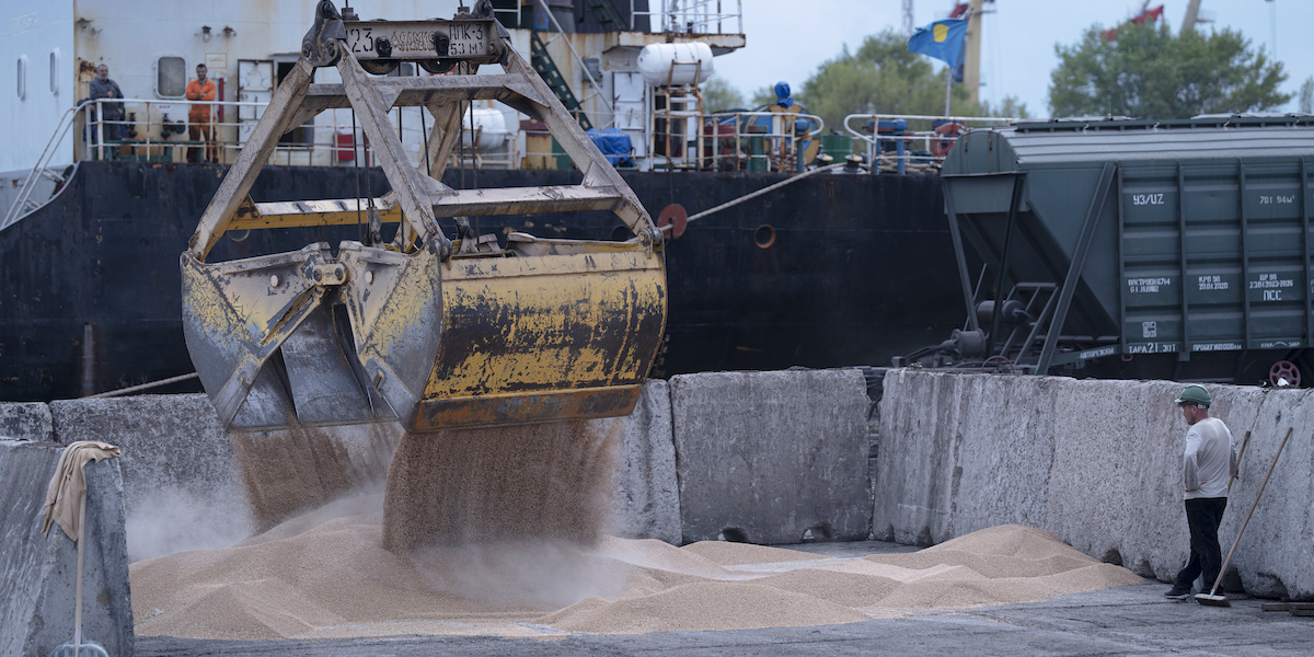Un carico di cereali nel porto ucraino di Izmail, sul Danubio (AP Photo/Andrew Kravchenko, File)