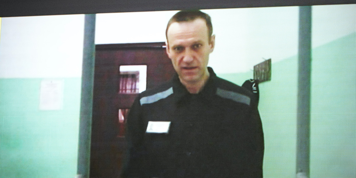 Navalny in video durante il processo (AP Photo/Alexander Zemlianichenko)