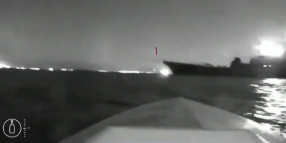 Il video diffuso dall'esercito ucraino mostra il drone marino che si avvicina alla nave russa a Novorossiysk (yigal_levin, via Telegram)