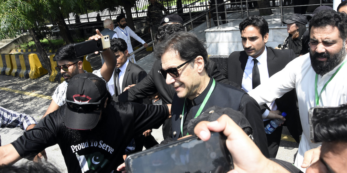 L’ex primo ministro pakistano Imran Khan è stato condannato a tre anni di carcere