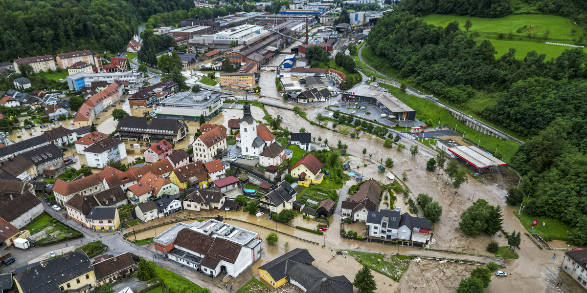 L'inondazione a Ravne na Koroskem, una cittadina a 60 km da Lubiana, in Slovenia (AP Photo/Gregor Ravnjak)