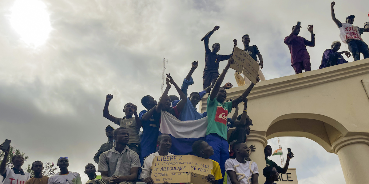 Sostenitori della giunta militare che ha compiuto il colpo di stato in Niger (AP Photo/Sam Mednick, File)