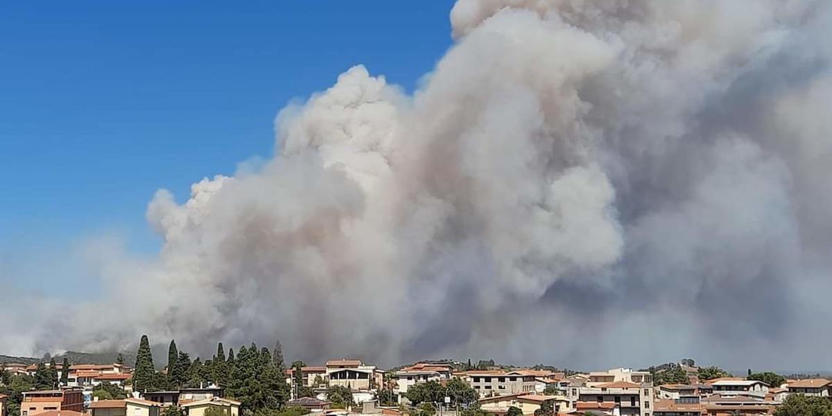 Il fumo dell'incendio di Siniscola, in provincia di Nuoro, 6 agosto 2023 (ANSA)