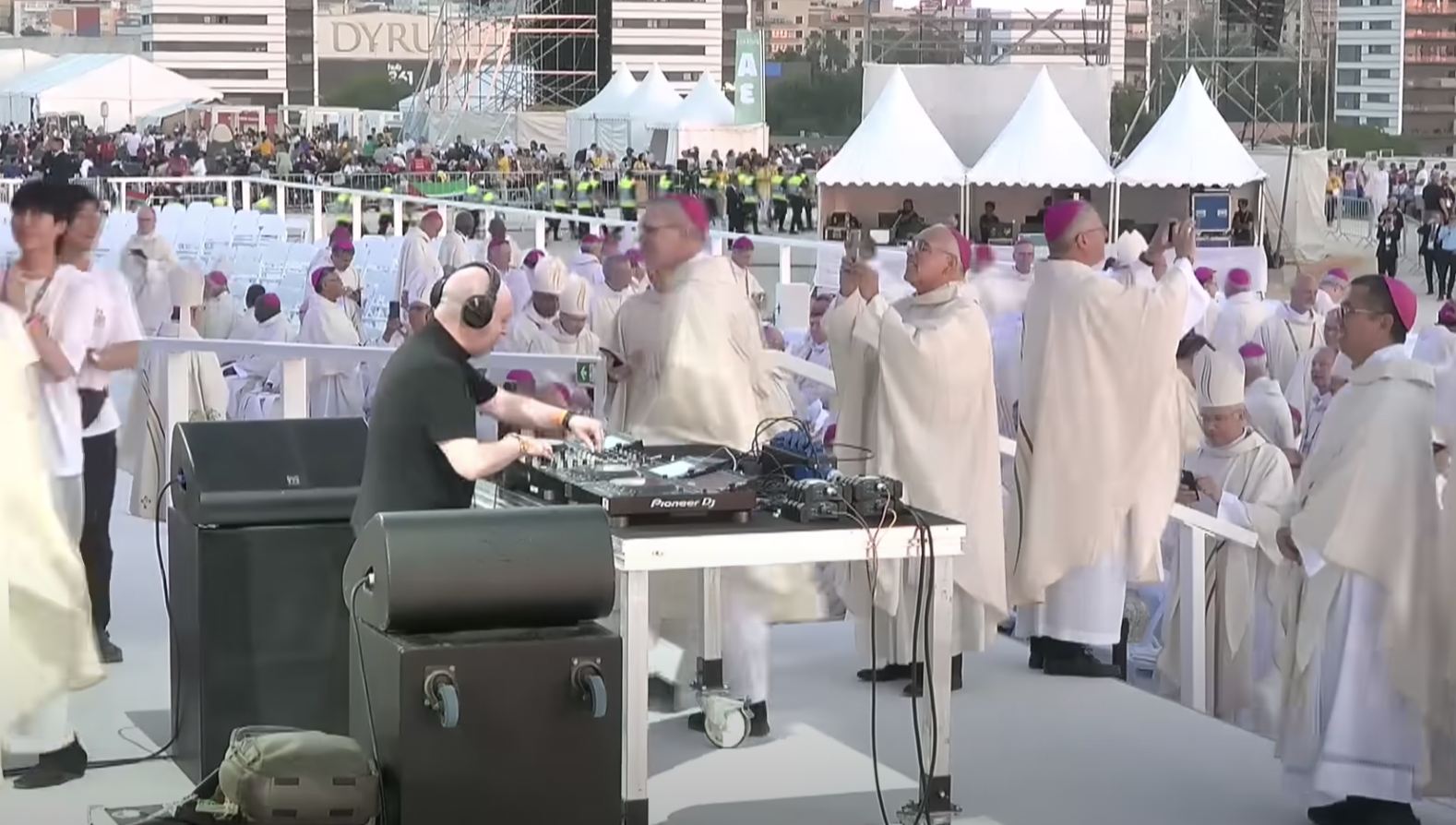 Il video dell’insolito dj set techno di un prete alla Giornata Mondiale della Gioventù