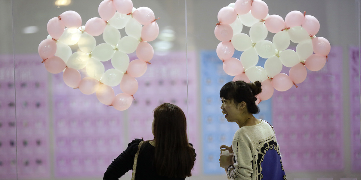 Un evento per far incontrare le persone single a Shanghai, in Cina (AP Photo/Eugene Hoshiko)