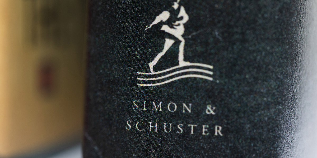 Il logo di Simon &amp; Schuster sulla costa di un libro (AP Photo/Jenny Kane, LaPresse)