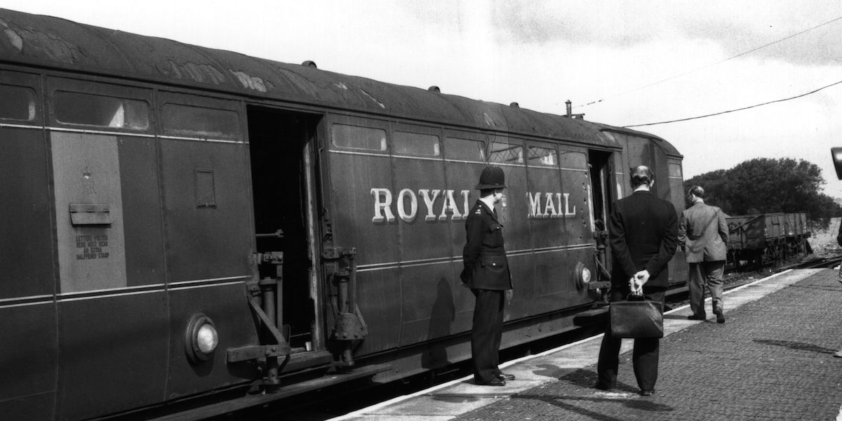 Gli investigatori esaminano il treno assaltato nella Grande rapina al treno del 1963
