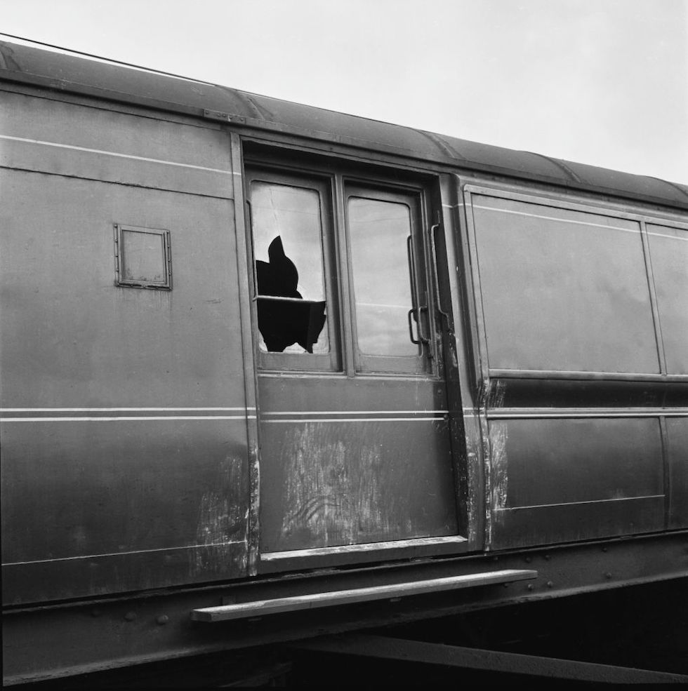 Una carrozza del treno danneggiata durante la rapina