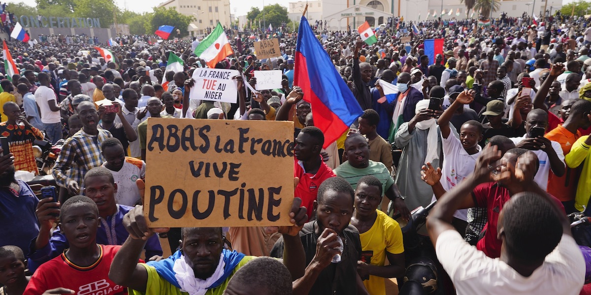 Sostenitori della giunta che ha compiuto il colpo di stato in Niger (AP Photo/Sam Mednick)