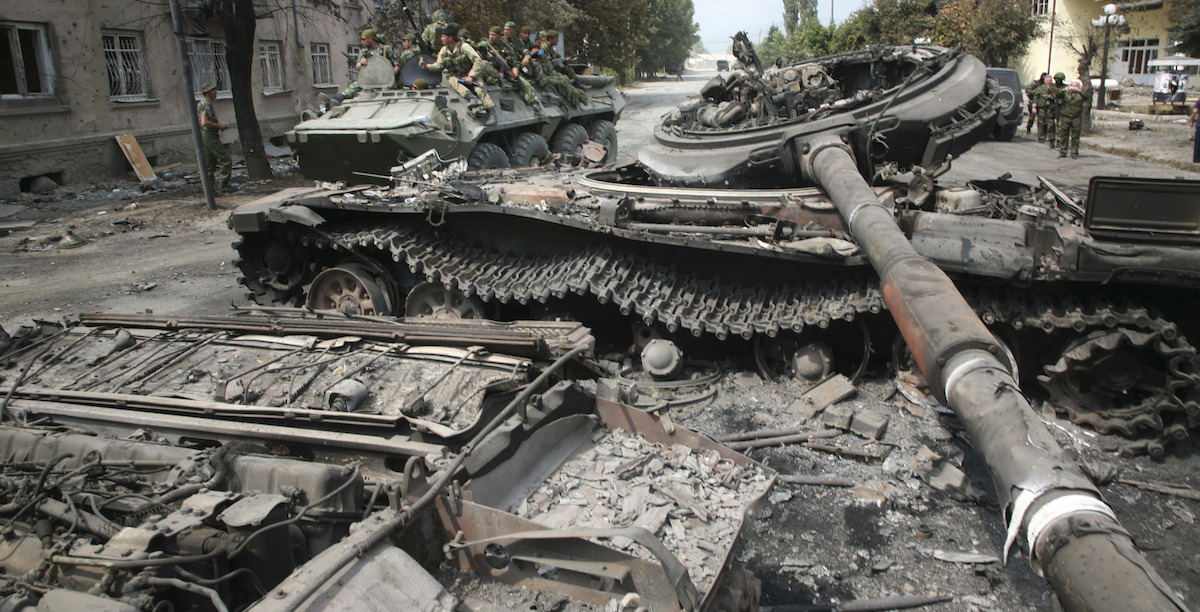 Un carro armato distrutto fotografato il 12 agosto del 2008 a Tskhinvali, in Ossezia del Sud (AP Photo/Musa Sadulayev, File)
