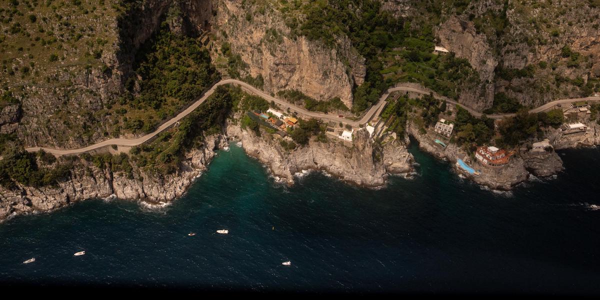 Un tratto della costiera amalfitana fotografato dall'alto (Marco Alpozzi / LaPresse)