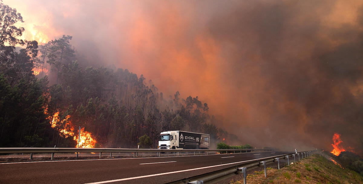 Più di 1.400 persone sono state evacuate a causa di un grosso incendio nel sud del Portogallo