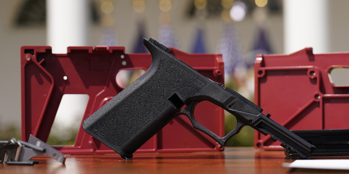 Il kit per il montaggio di una pistola semiautomatica (AP Photo/Carolyn Kaster)