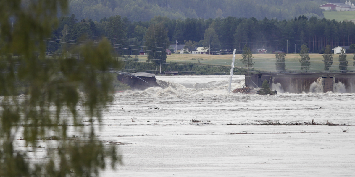 La rottura della diga di Braskereidfoss, in Norvegia, il 9 agosto 2023 (Cornelius Poppe/NTB Scanpix via AP)