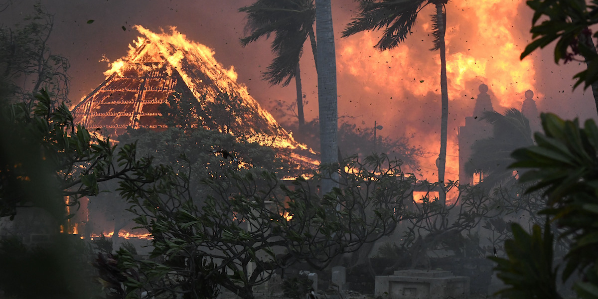 La chiesa Waiola di Lahaina, sull'isola di Maui, in fiamme, l'8 agosto 2023 (Matthew Thayer/The Maui News via AP, LaPresse)