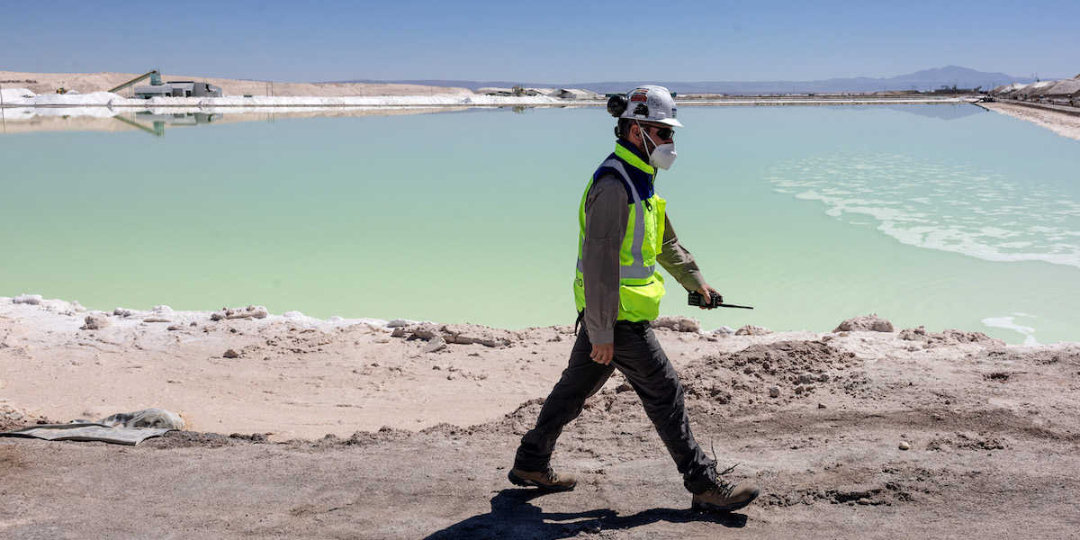 Un tecnico supervisiona l'estrazione del litio nel deserto di Atacama, in Chile (John Moore/Getty Images) 
