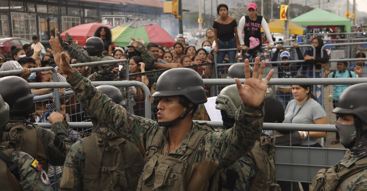 L’esercito dell’Ecuador interviene durante una rivolta in un carcere il mese scorso a Guayaquil (AP Photo/Cesar Munoz)