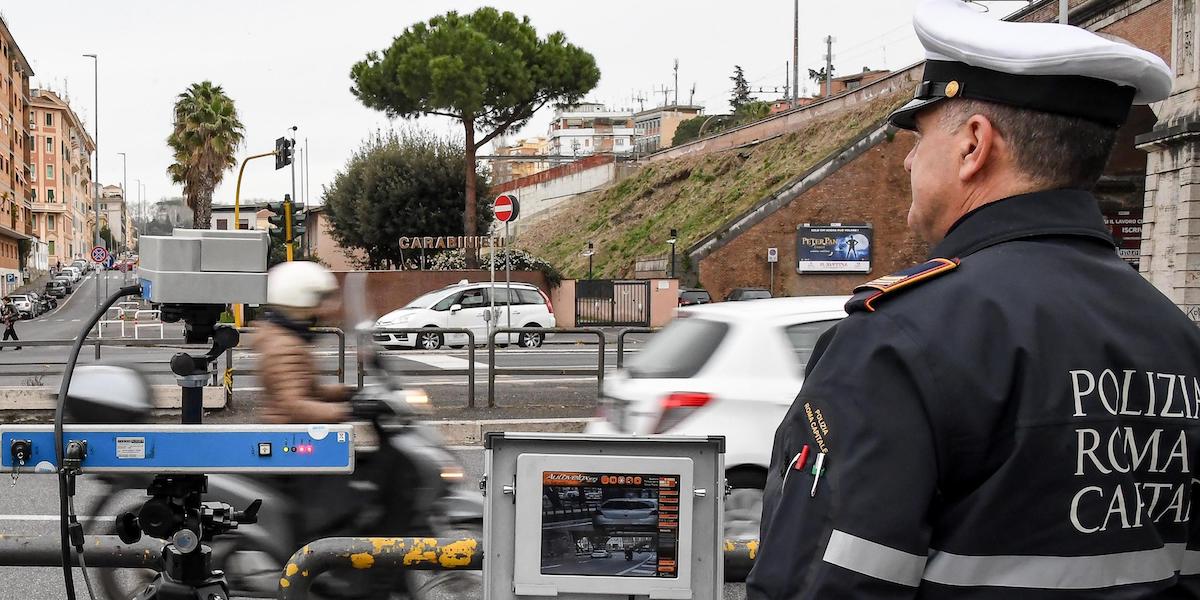 Una pattuglia della polizia municipale di Roma Capitale esegue controlli della velocità 
(ANSA/ALESSANDRO DI MEO)
