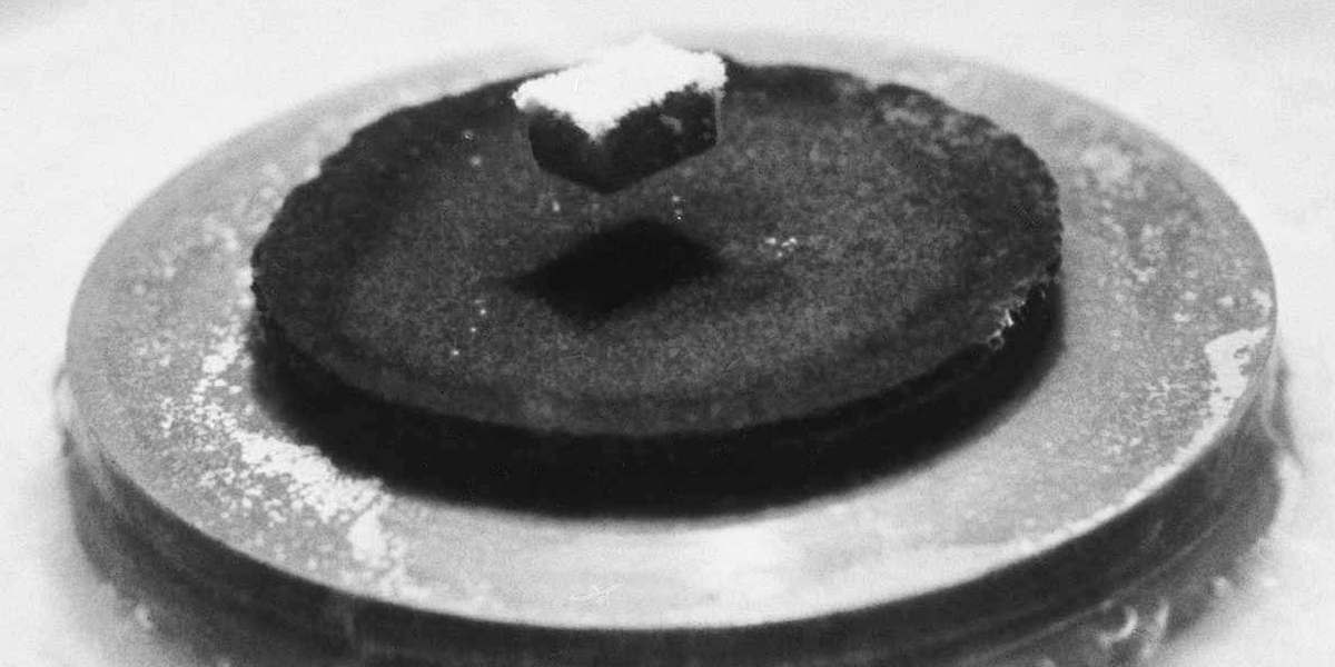 Un magnete sospeso su un disco di materiale superconduttore raffreddato con azoto liquido in un laboratorio alla University of California, San Diego, il 15 luglio 1987 (AP Photo)