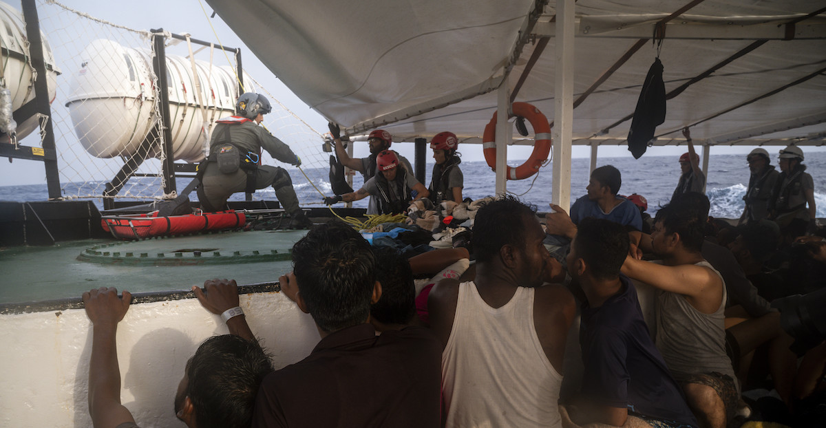 Un'operazione di soccorso sulla nave di Open Arms a fine luglio (Valeria Ferraro/SOPA Images via ZUMA Press Wire)