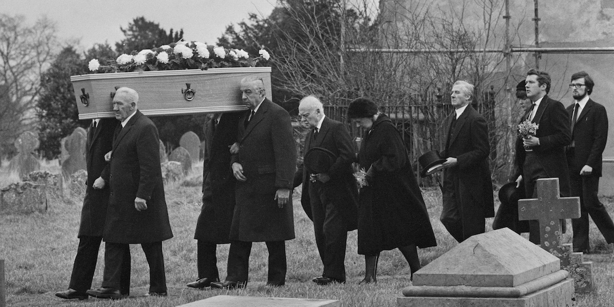 Il funerale della scrittrice Agatha Christie alla Cholsey Parish Church di Wallingford, Berkshire, Regno Unito, 16 gennaio 1976. Il marito di Christie, Max Mallowan, segue la bara insieme alla figlia, Rosalind Hicks. (Frank Barrett/Keystone/Hulton Archive/Getty Images)