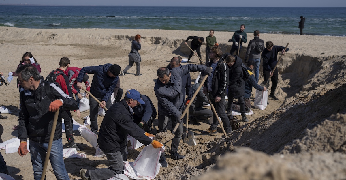All'inizio della guerra, i volontari riempivano sacchi di sabbia per le difese di Odessa (AP Photo/Petros Giannakouris)