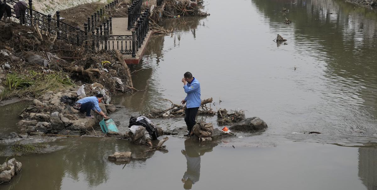 Un'immagine delle alluvioni della settimana scorsa in Cina, vicino a Pechino (AP Photo/Andy Wong)