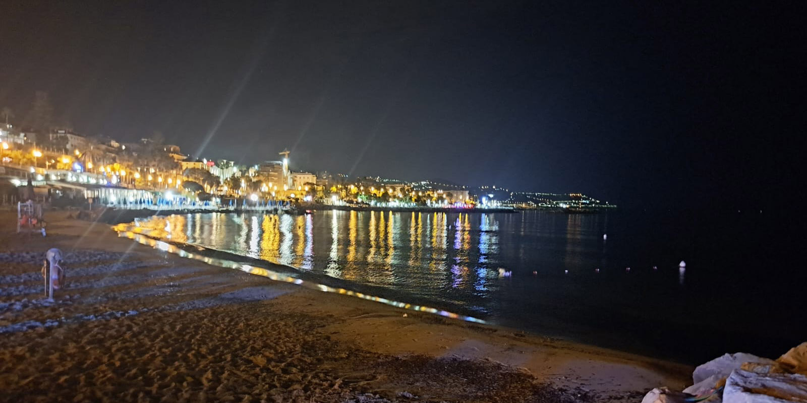 La spiaggia ligure di cui si parla, in un'immagine dell'autore creata con l'effetto non-ho-pulito-bene-l'obiettivo