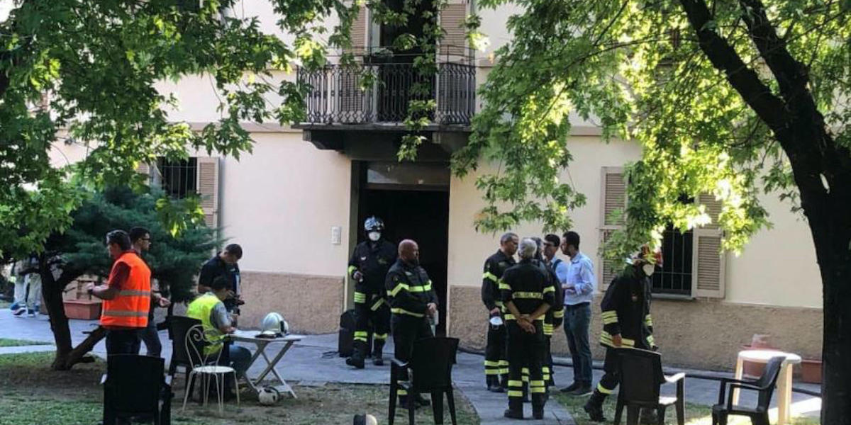I vigili del fuoco fuori dalla residenza (dal profilo Facebook del sindaco di Parma, Michele Guerra)