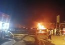 Il grosso incendio in una stazione di servizio in Russia
