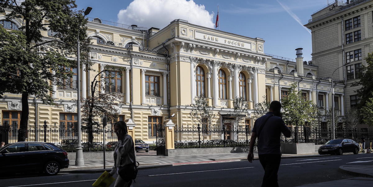 La sede della banca centrale russa (EPA/YURI KOCHETKOV)