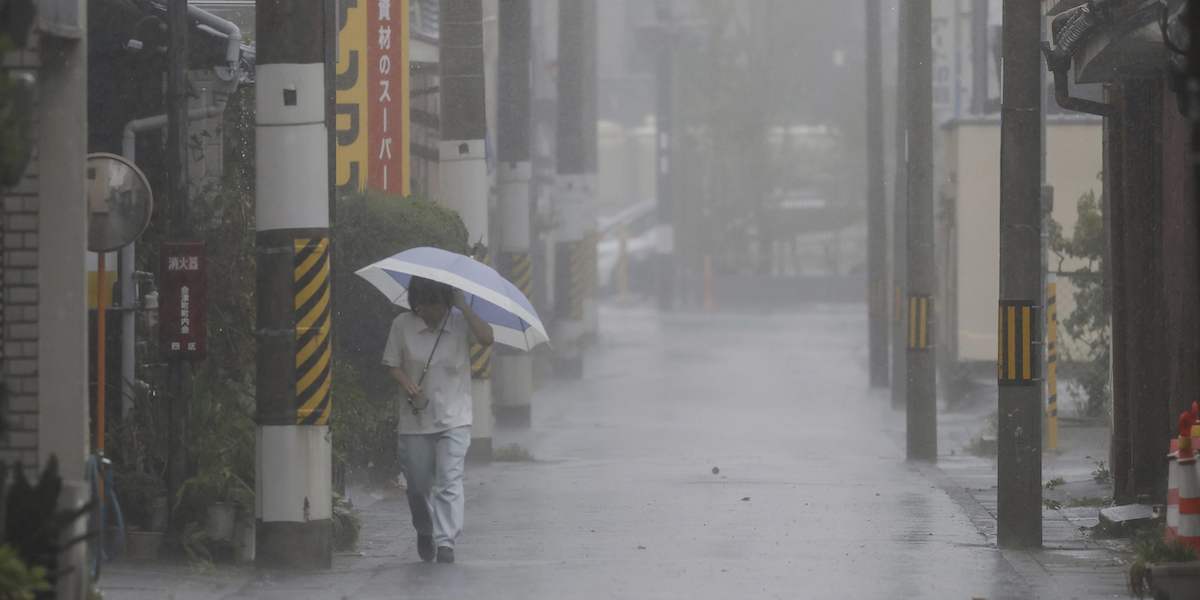 Una persona cammina sotto la pioggia nella città di Tanabe, nella provincia di Wakayama