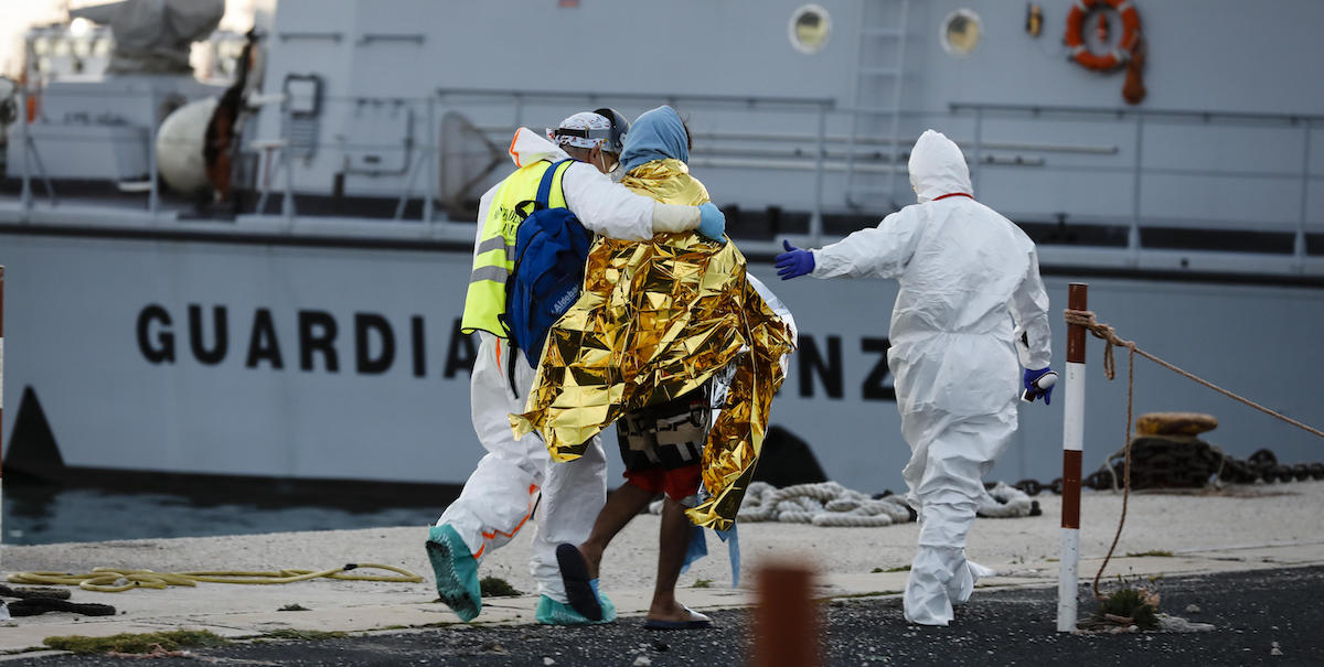 Una persona migrante soccorsa nel porto di Pozzallo (ANSA/FRANCESCA RUTA)