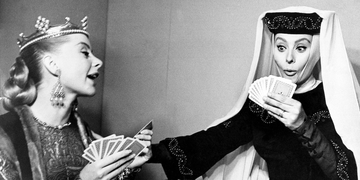 Sophia Loren gioca a carte con l'attrice francese Geneviève Page durante le riprese del film "El Cid" il 17 novembre del 1961 (AP Photo)