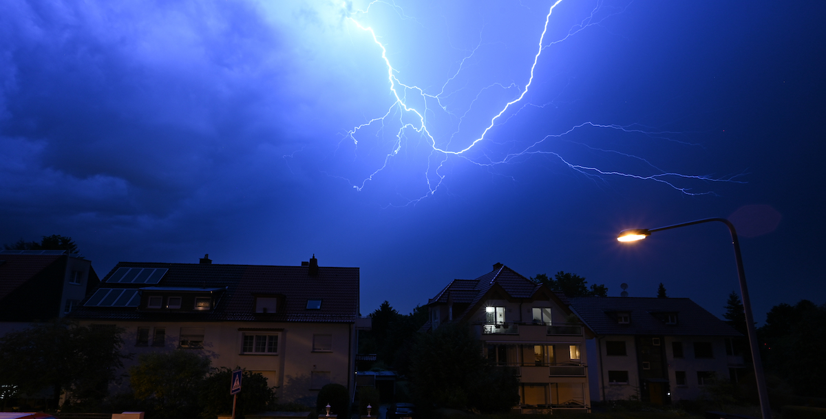 Fulmini nella notte a Francoforte (ANSA/Arne Dedert/dpa)