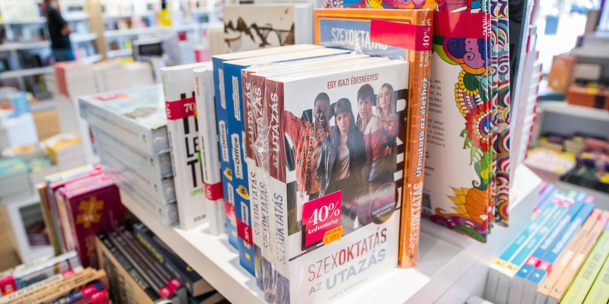 Libri avvolti nel cellophane in una libreria ungherese (Marton Monus/dpa via ANSA)