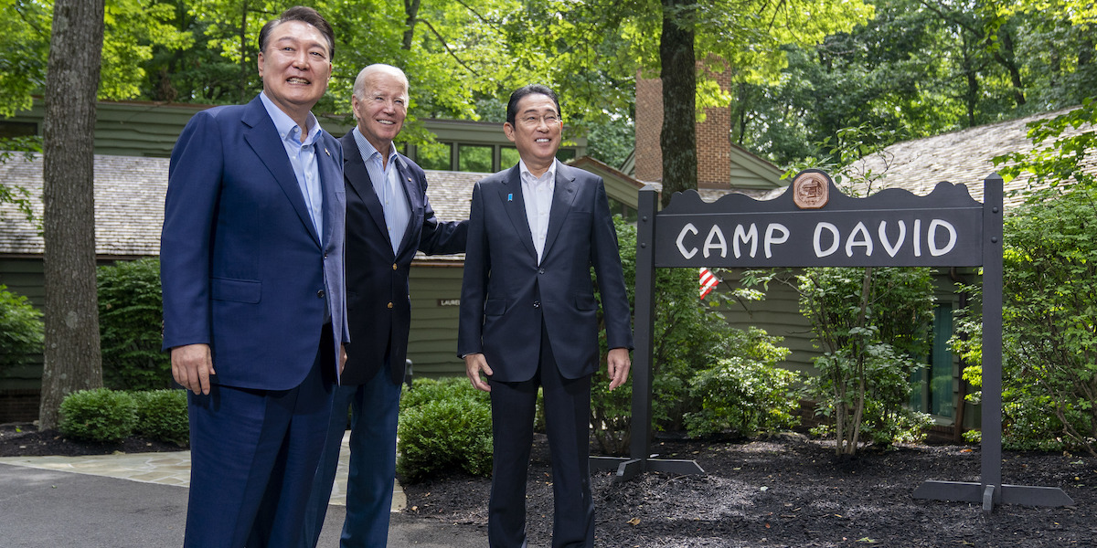 Da sinistra il presidente della Corea del Sud Yoon Suk-yeol, il presidente degli Stati Uniti Joe Biden e il primo ministro giapponese Fumio Kishida, il 18 agosto 2023 a Camp David, negli Stati Uniti (AP Photo/Andrew Harnik)