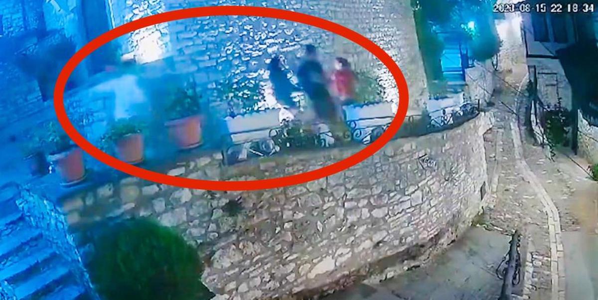 Un video di una telecamera di sorveglianza che ha ripreso i quattro italiani allontanarsi dal ristorante senza pagare. (NPK)