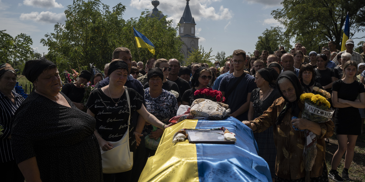 Il funerale di un soldato ucraino a Zhukin, in Ucraina, l'11 agosto 2023 (AP Photo/Bram Janssen, LaPresse)